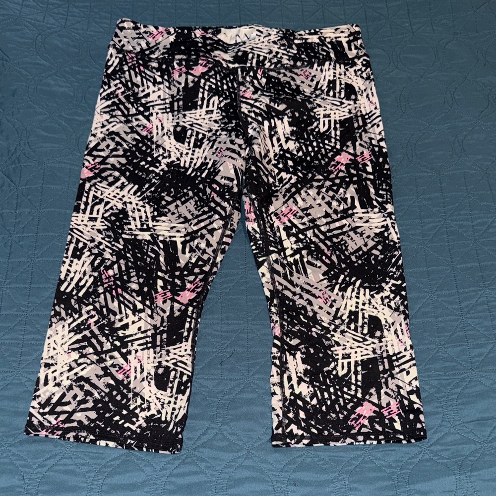 Stylish Black, White & Pink Abstract Cropped Leggings